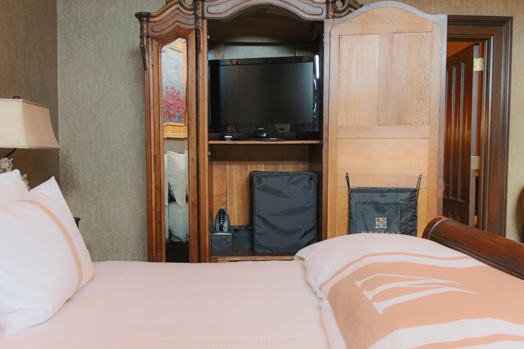 The Wheeler Mansion Hotel Chicago Room photo