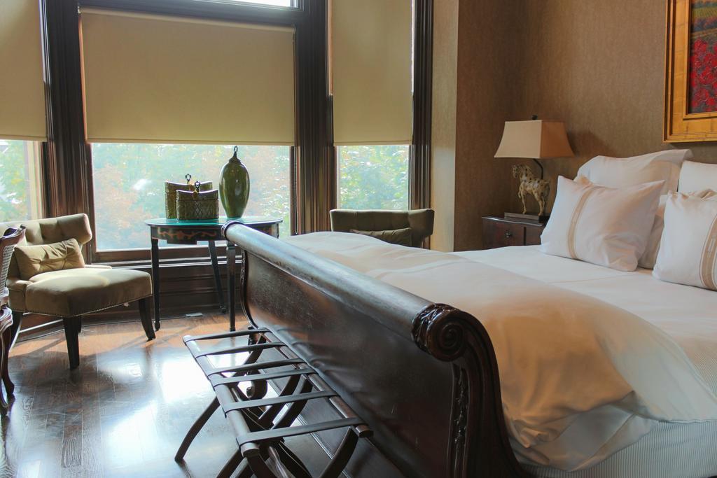 The Wheeler Mansion Hotel Chicago Room photo