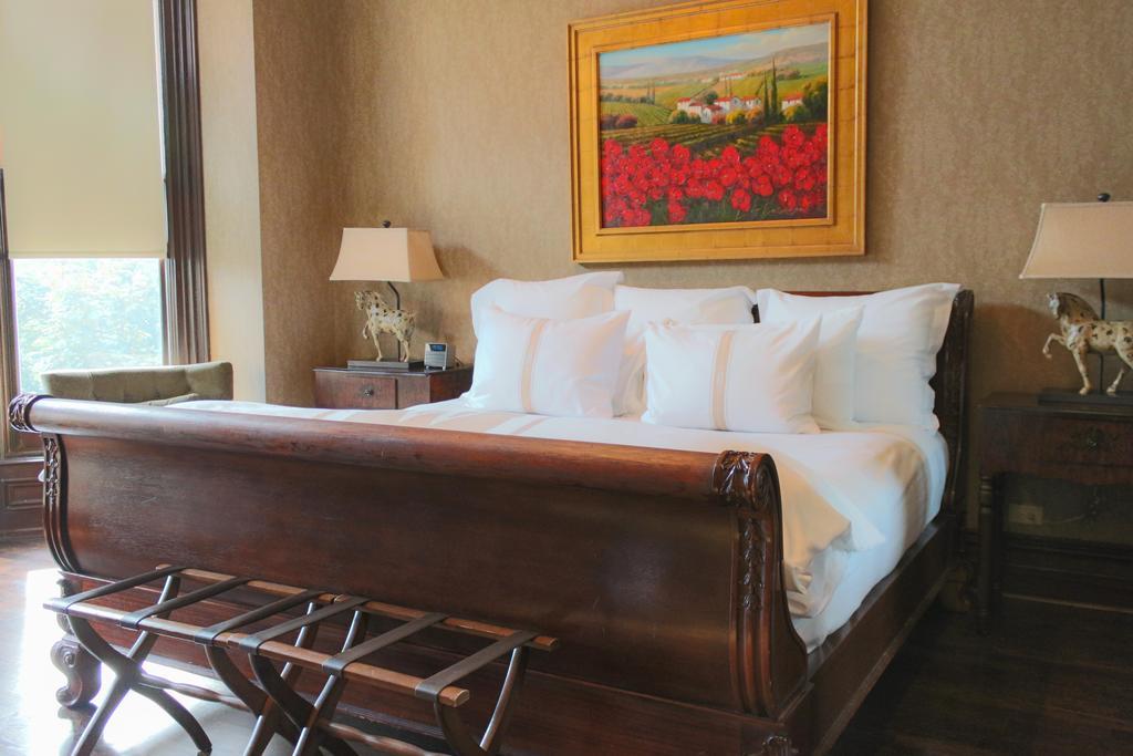 The Wheeler Mansion Hotel Chicago Room photo