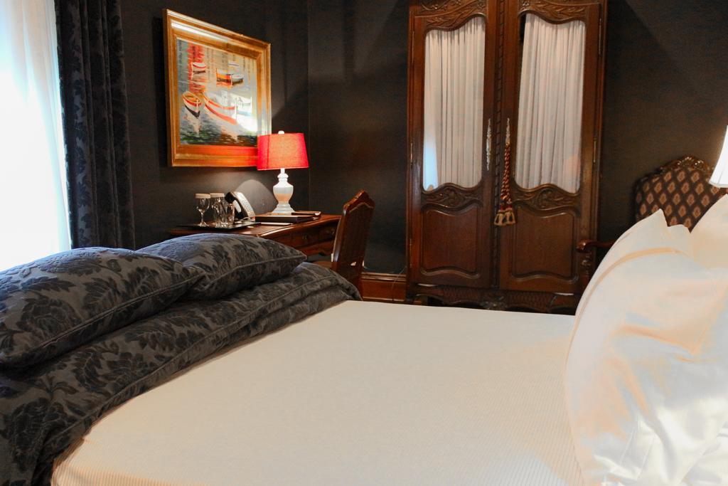 The Wheeler Mansion Hotel Chicago Room photo