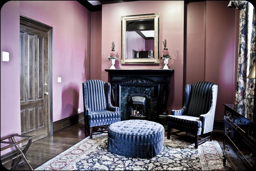 The Wheeler Mansion Hotel Chicago Room photo